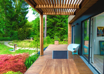 une terrasse en bois agréable