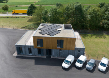 une toiture composée de panneaux solaires